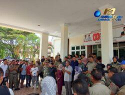 Ratusan Warga Kawal Dheninda Chaerunnisa saat Didemo Terkait Pernyataan Soal Calo PPPK